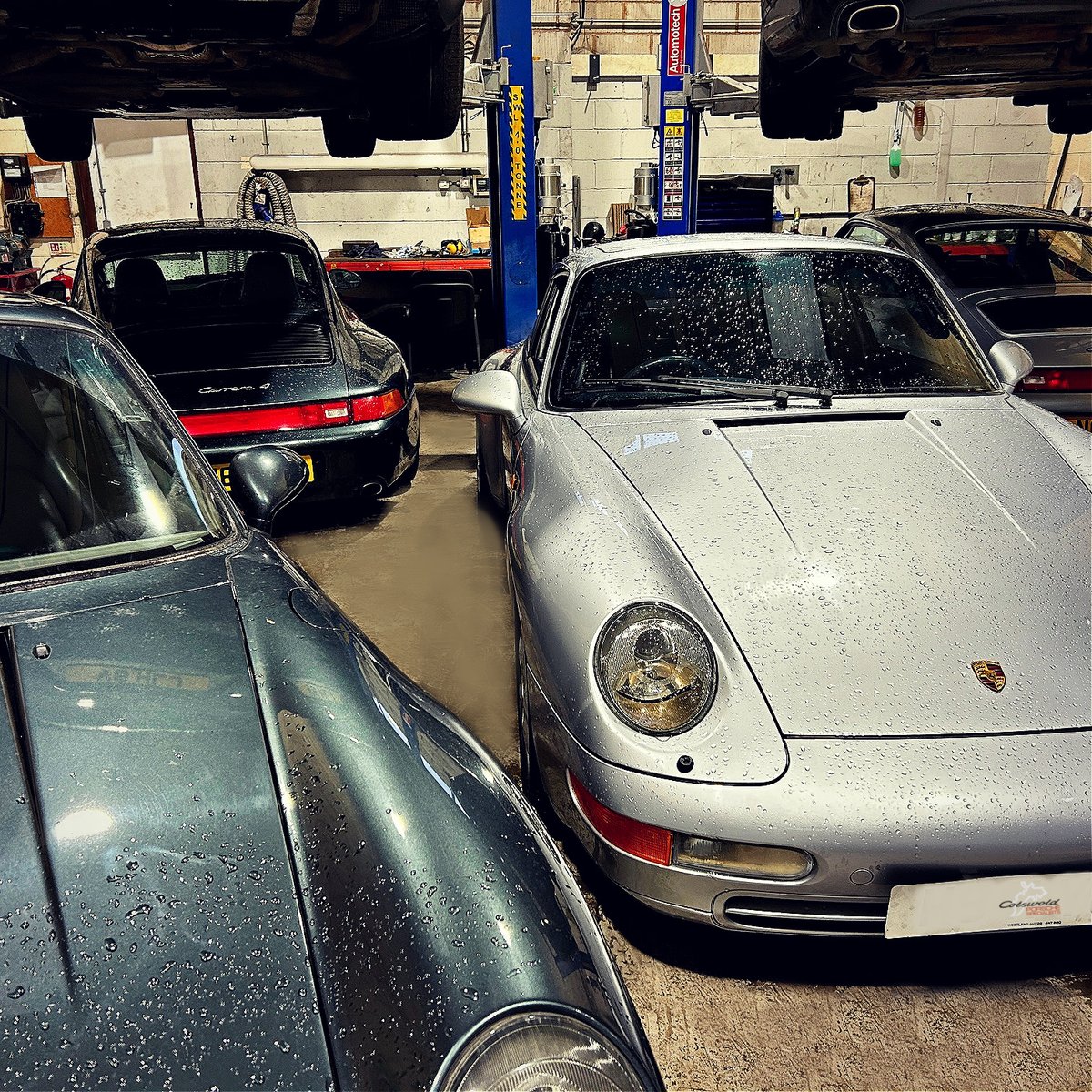 What a great workshop of classics waiting for attention. 4 beautiful 993s all with different needs, all special 😎🧰🩺

#cotswoldporschespecialists #porsche993 #workshoplife #porscheworkshop #porsche #porschefans #porsches #porscheclub