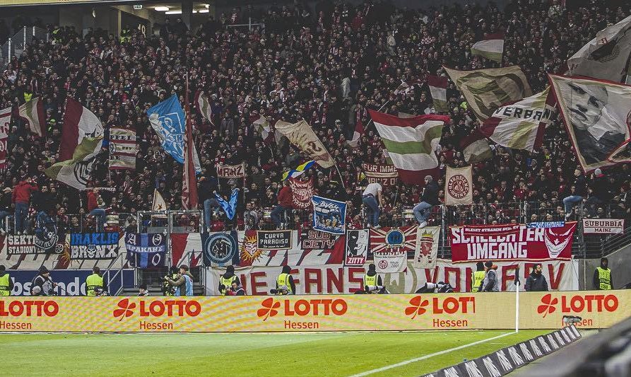 ultras1899_'s tweet photo. Eintracht Francfort - FC Mayence : présence #ultras #Gate10 #Iraklis #Salonique dans le parcage du #QBlock #Mainz05 #Ηρακλής (26.01.24) https://t.co/l7nnHip2NA