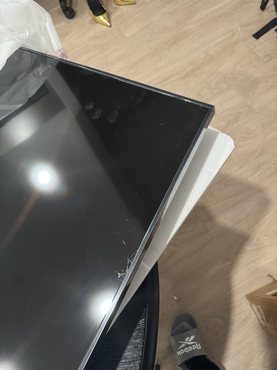 albanano's tweet photo. @BestBuy this is how I receive my tv today https://t.co/GTI8WI2cA8