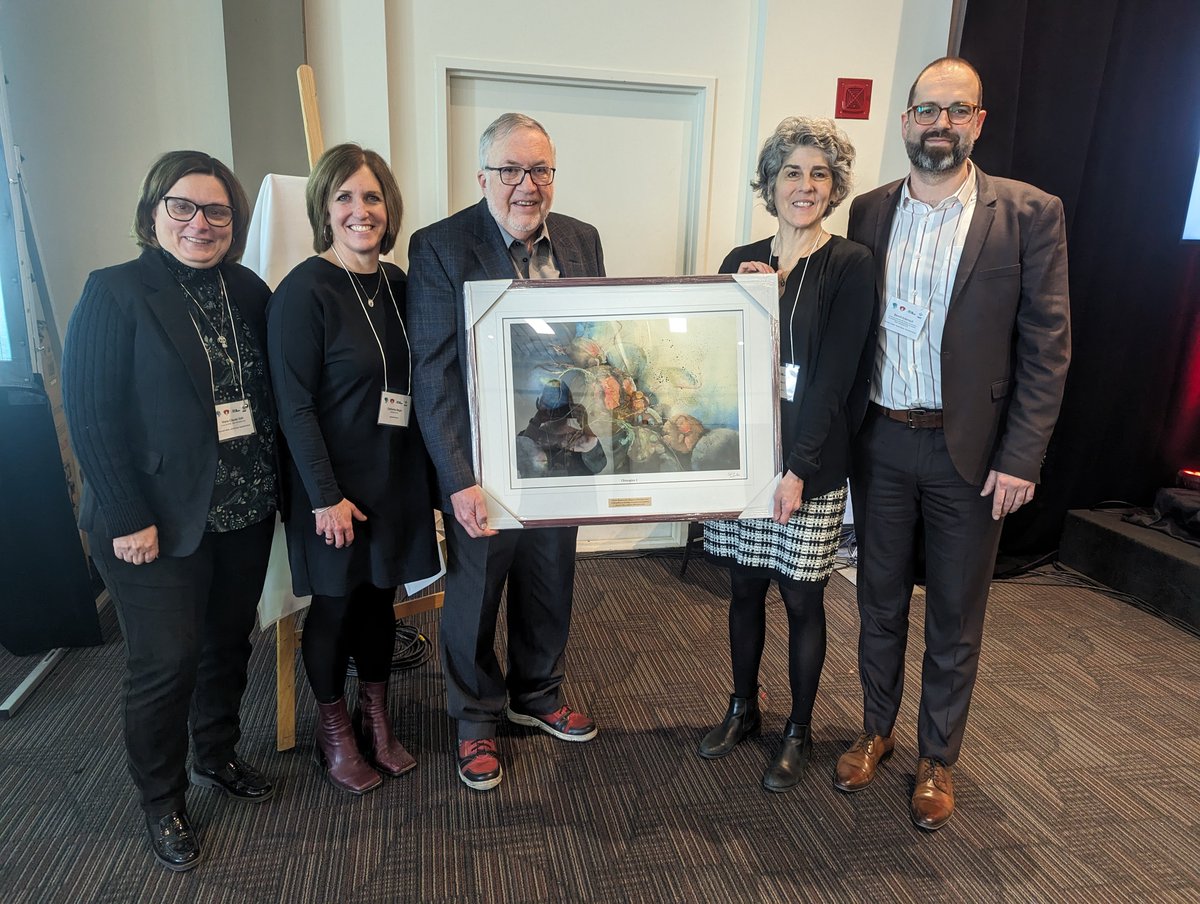 Nous avons le plaisir de remettre le prix Des Fondateurs de la SQLNM à Mme Simone Lemieux, chercheuse au Centre NUTRISS, INAF, et professeure à l'Ecole de nutrition de l'Université Laval. Elle se voit remettre une œuvre unique créé par le Dr Pierre Julien. @ArsenaultBenoit