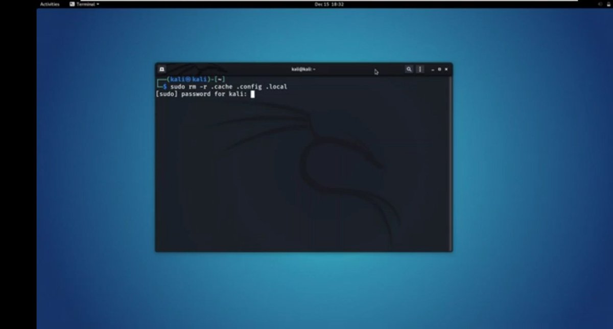 در برخی از ورژن های نسخه 3 گنوم ممکنه فایلها و آیکون ها در دسکتاپ نمایش داده نشوند. راههای زیادی برای برطرف کردن این مشکل وجود داره ولی یکی از روشهای ساده این دستوره:
sudo bash
rm -r .cache .config .local
موفق باشید