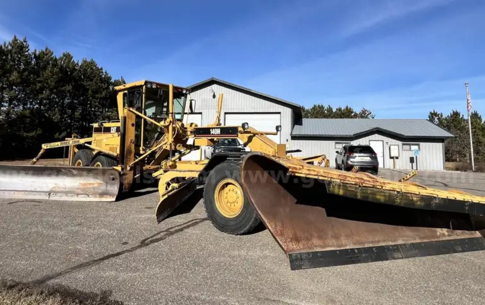 GovDeals's tweet photo. Grading excellence with Caterpillar precision. 💪 This 1998 Caterpillar 140H Motor Grader is located in Royalton, Minnesota and comes with a front plow + wing plow.
⏳ At auction until 2/22
Place your bids here 👉 https://t.co/ogTw6ZO5q6 https://t.co/qG5OLSfiEl