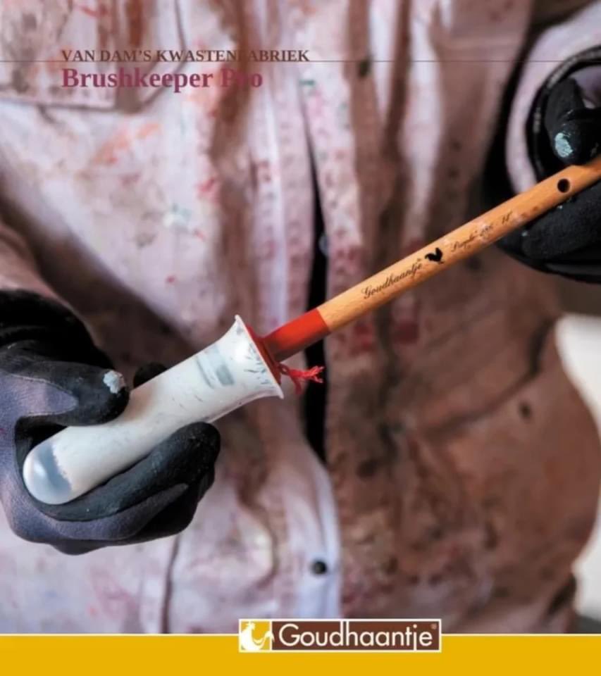 deBeverVerf's tweet photo. Zo eenvoudig maar zo efficiënt...
De Brushkeeper Pro helpt je om tijdens en na het schilderen je kwast eenvoudig te bewaren. Je hoeft je kwast niet schoon te maken, of in water, terpentine of lijnolie te bewaren. Je schuift gewoon de Brushkeeper https://t.co/wZSoX4aHQo https://t.co/sXn77fZXir