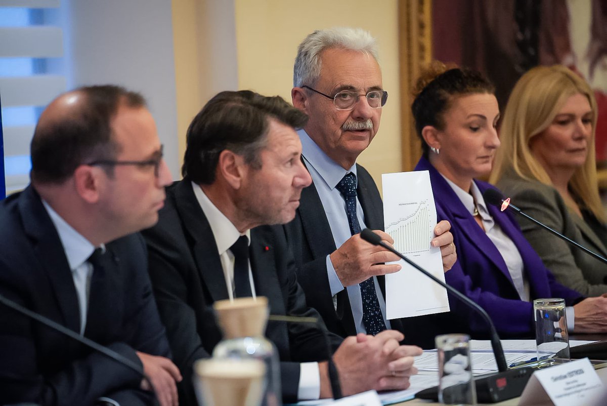anthony_borre's tweet photo. La loi #SRU applique les mêmes règles pour tous, sans se soucier de la géographie, ne se soucie pas non plus du contexte économique, ne voit pas dans les Maires des partenaires, mais des adversaires.
Entourés des maires de la @MetropoleNCA exaspérés, nous disons STOP! https://t.co/aa72Ha0GZM