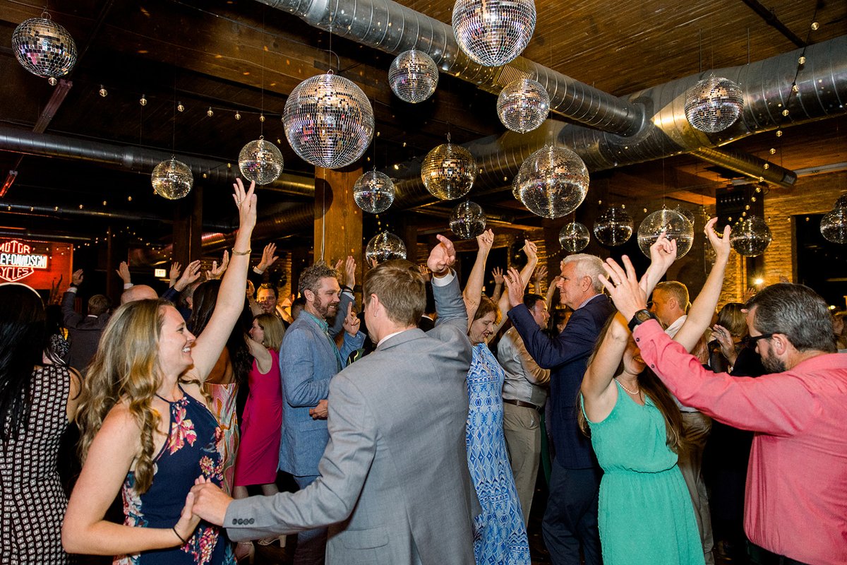 Ready to kick off the weekend vibe? Us too 💃🕺🪩 📸 mandelette #lacunaevents #lacunalofts #chicagoeventvenue #chicagowedding #weddingday #chicagobride #fridaynight