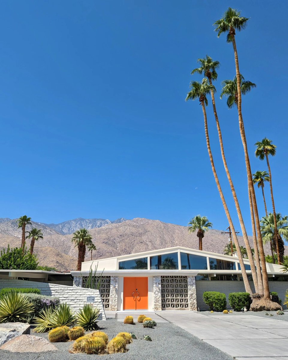 The countdown is on! Modernism Week returns to Greater Palm Springs in just 10 days. Don't miss out and join all the fun from February 15th to 25th! ☀️🌈🌴 📸 ht_escape