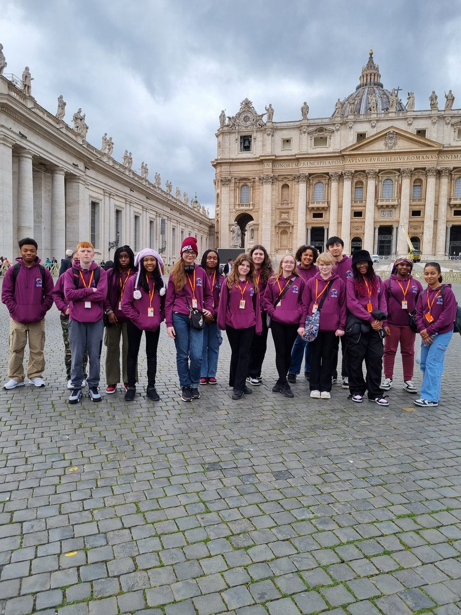 ChaplainLHS's tweet image. And we were so privileged to have the special reserved tickets for @Pontifex General Audience &amp;amp; were humbled,as part of the groups from England, Denmark, Malta and the USA; to receive a blessing. He invoked upon us all: joy and peace of our Lord Jesus Christ. @loretochorlton