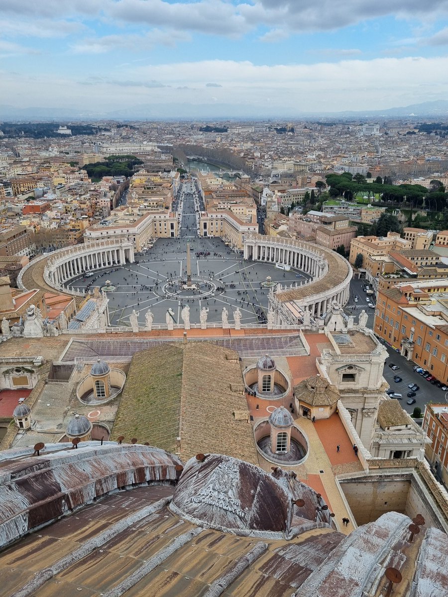 ChaplainLHS's tweet image. And we were so privileged to have the special reserved tickets for @Pontifex General Audience &amp;amp; were humbled,as part of the groups from England, Denmark, Malta and the USA; to receive a blessing. He invoked upon us all: joy and peace of our Lord Jesus Christ. @loretochorlton
