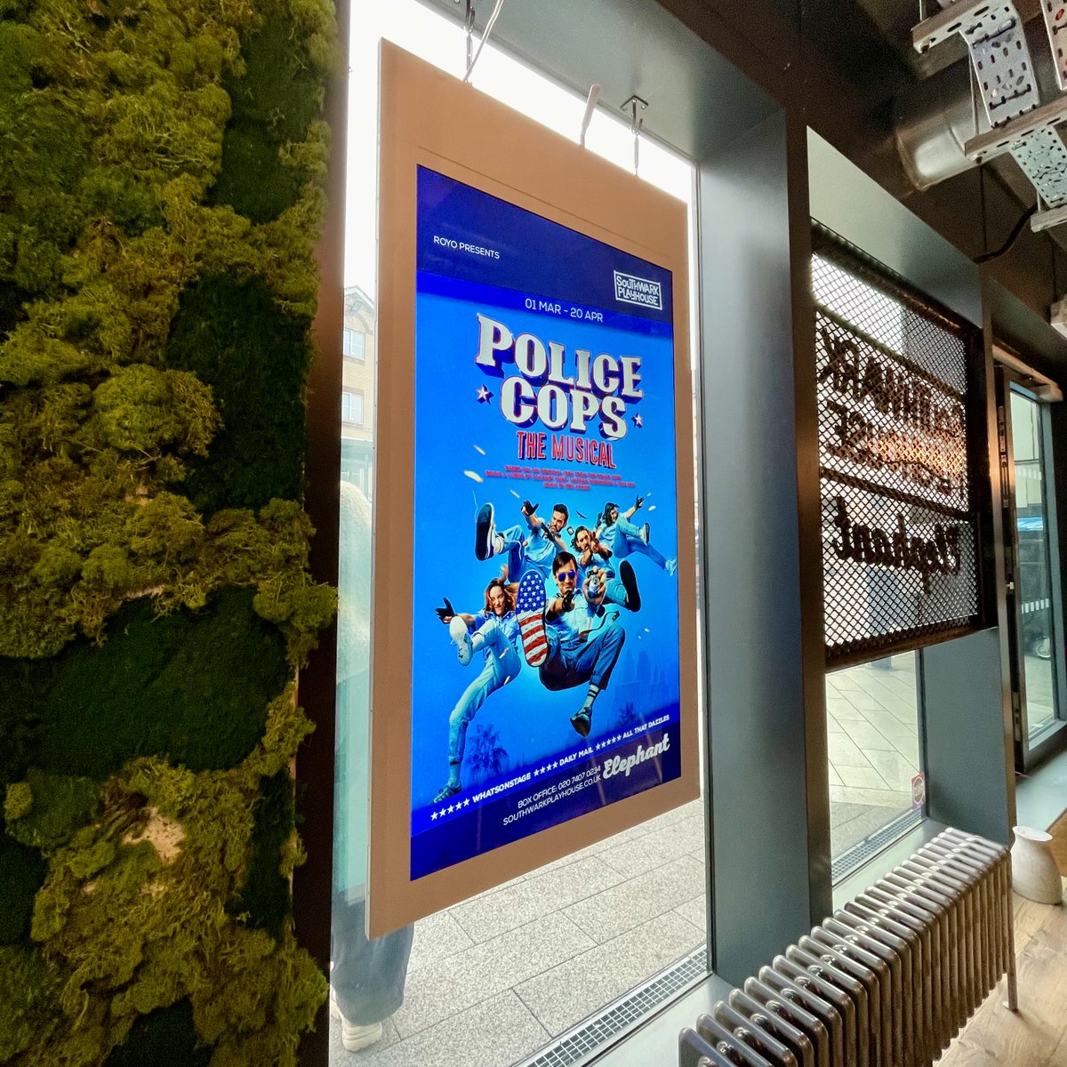 policecopslive's tweet photo. Went on a reconnaissance mission to @swkplay and look what we spotted π #ThreeWeeksToGo
πΈ Shakespeare Media https://t.co/dOXZmtIQUQ