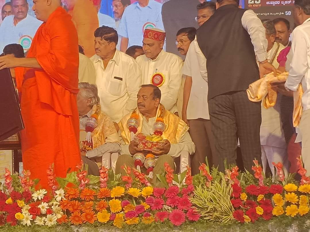 DrDwarakanathCS's tweet photo. ಸನ್ಮಾನ್ಯ ಮುಖ್ಯಮಂತ್ರಿಗಳಾದ ಶ್ರೀ ಸಿದ್ದರಾಮಯ್ಯರವರಿಂದ ಭಗೀರಥ ಪ್ರಶಸ್ತಿಗೆ ಭಾಜನರಾದ ಕ್ಷಣಗಳು. https://t.co/u1GmjRhBbp
