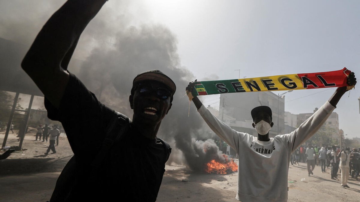RFIAfrique's tweet photo. Sénégal: de nouveaux heurts entre manifestants et forces de l'ordre à Dakar https://t.co/aLgPTlngnu https://t.co/F5eTGt7jwv