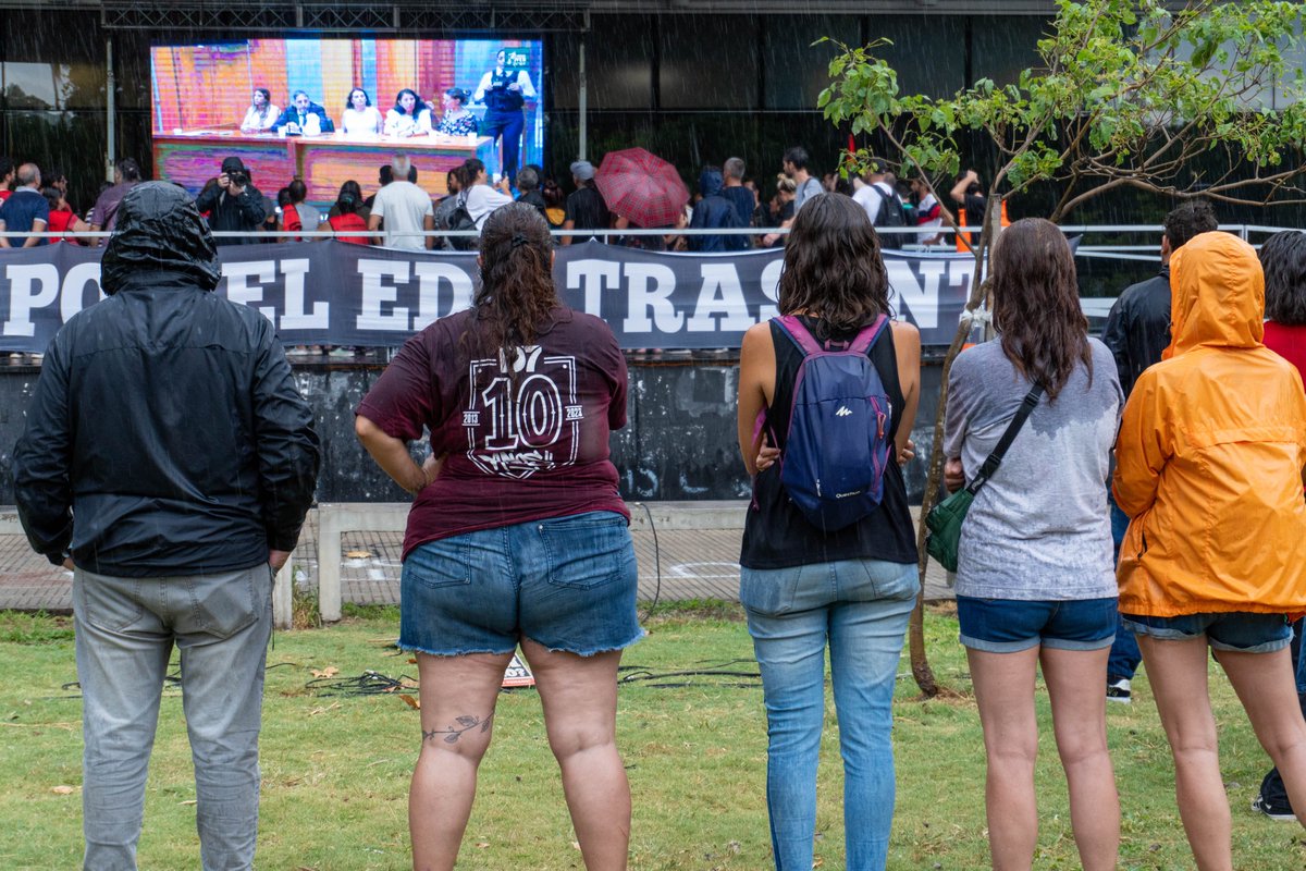 unidadpopularsf's tweet photo. ✊Bajo la lluvia y con mucha emoción, nos abrazamos junto a nuestrxs compañerxs de @CiudadFuturaOK  durante de la sentencia del crimen de #EduardoTrasante, en el que fueron condenados a cadena perpetua los cuatros imputados. Entre tanta impunidad, hoy tuvimos un poco de justicia. https://t.co/tX38KzlIMz