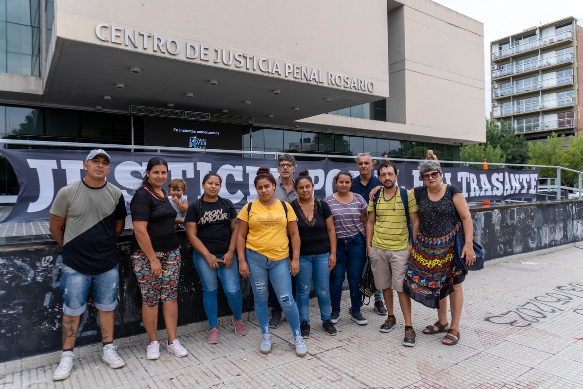 unidadpopularsf's tweet photo. ✊Bajo la lluvia y con mucha emoción, nos abrazamos junto a nuestrxs compañerxs de @CiudadFuturaOK  durante de la sentencia del crimen de #EduardoTrasante, en el que fueron condenados a cadena perpetua los cuatros imputados. Entre tanta impunidad, hoy tuvimos un poco de justicia. https://t.co/tX38KzlIMz