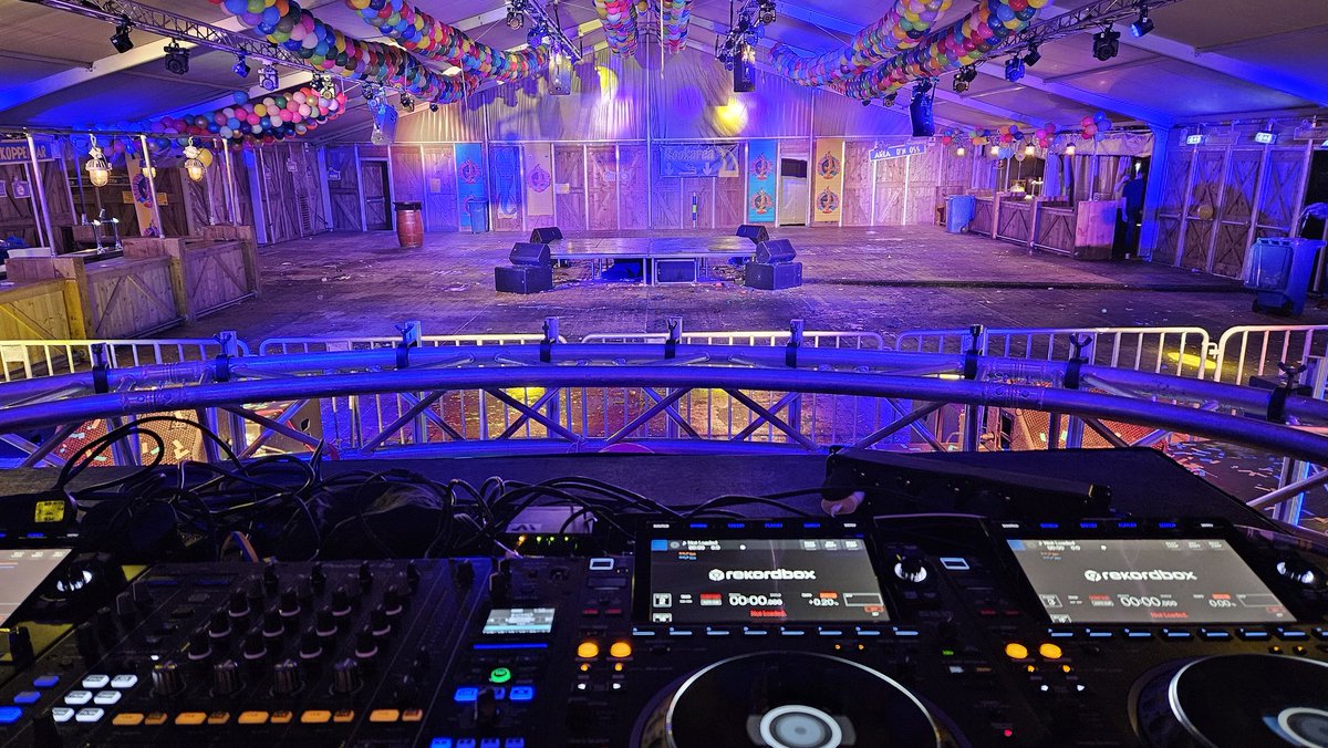 Hier stonden vanmiddag 700 gasten tijdens de Heuvelklets 2024 met optredens van De Party Brigade, Dennis Sjaak Peer, Het Feestteam en Pap &amp; Pudding! Wat een heerlijk feestje! #SCVO #carnaval2024 #centrumoss #Ossekoppenplein