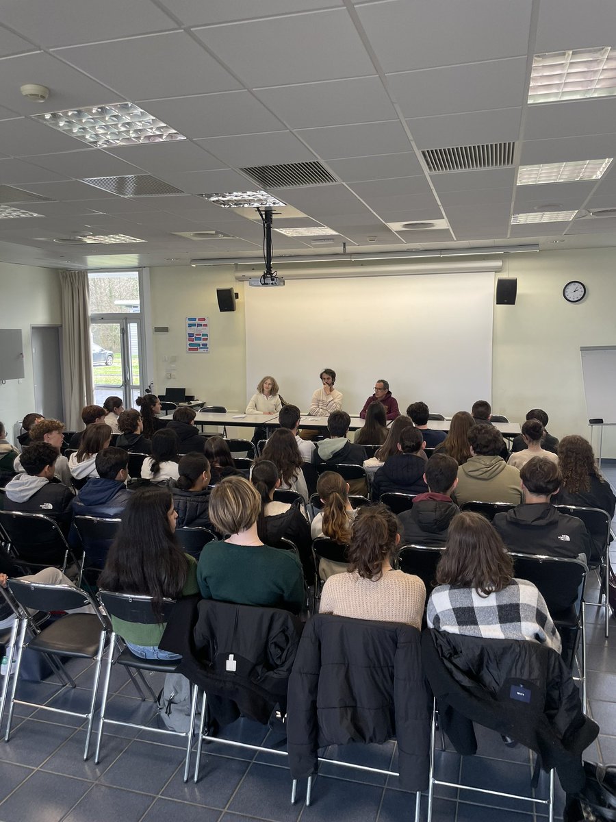 phlescarret's tweet photo. Présentation des Classes préparatoires aux grandes écoles du lycée Louis Barthou de Pau, devant les élèves de #mourenx.
#biendansmonlycee #biendansmoncollege #parcoursup #orientation #cordeesdelareussite https://t.co/CoaurUbiQi