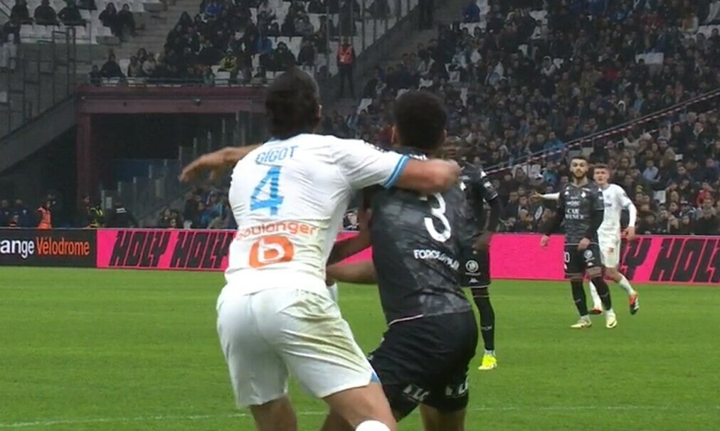 🔴 OM-Metz - 20e ⌚: Gigot va au duel à la réception d'un centre avec Udol et Oukidja, le défenseur olympien et le portier se percutent et les deux restent au sol. Ndiaye avait poussé le ballon dans le but, mais c'est refusé

👉 l.laprovence.com/9oVV

#OM #TeamOM #OMFCM