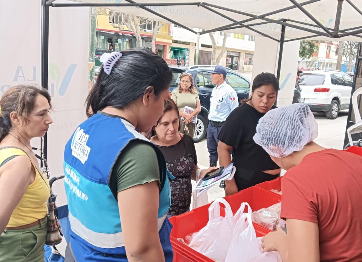 munilavictoria's tweet photo. 🥩¡Lleve barato, casera! Diversos productos de res se vendieron a precio social en la esquina de la calle Esteban Campodónico y la avenida San Eugenio, en la urbanización Santa Catalina.
#LaVicky #LaVictoria #carne #Carne #parillas #feria https://t.co/5lBi5W1PPc