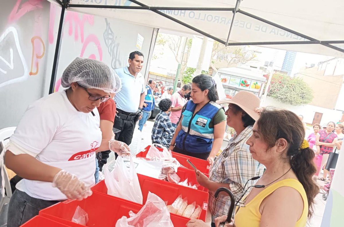 munilavictoria's tweet photo. 🥩¡Lleve barato, casera! Diversos productos de res se vendieron a precio social en la esquina de la calle Esteban Campodónico y la avenida San Eugenio, en la urbanización Santa Catalina.
#LaVicky #LaVictoria #carne #Carne #parillas #feria https://t.co/5lBi5W1PPc