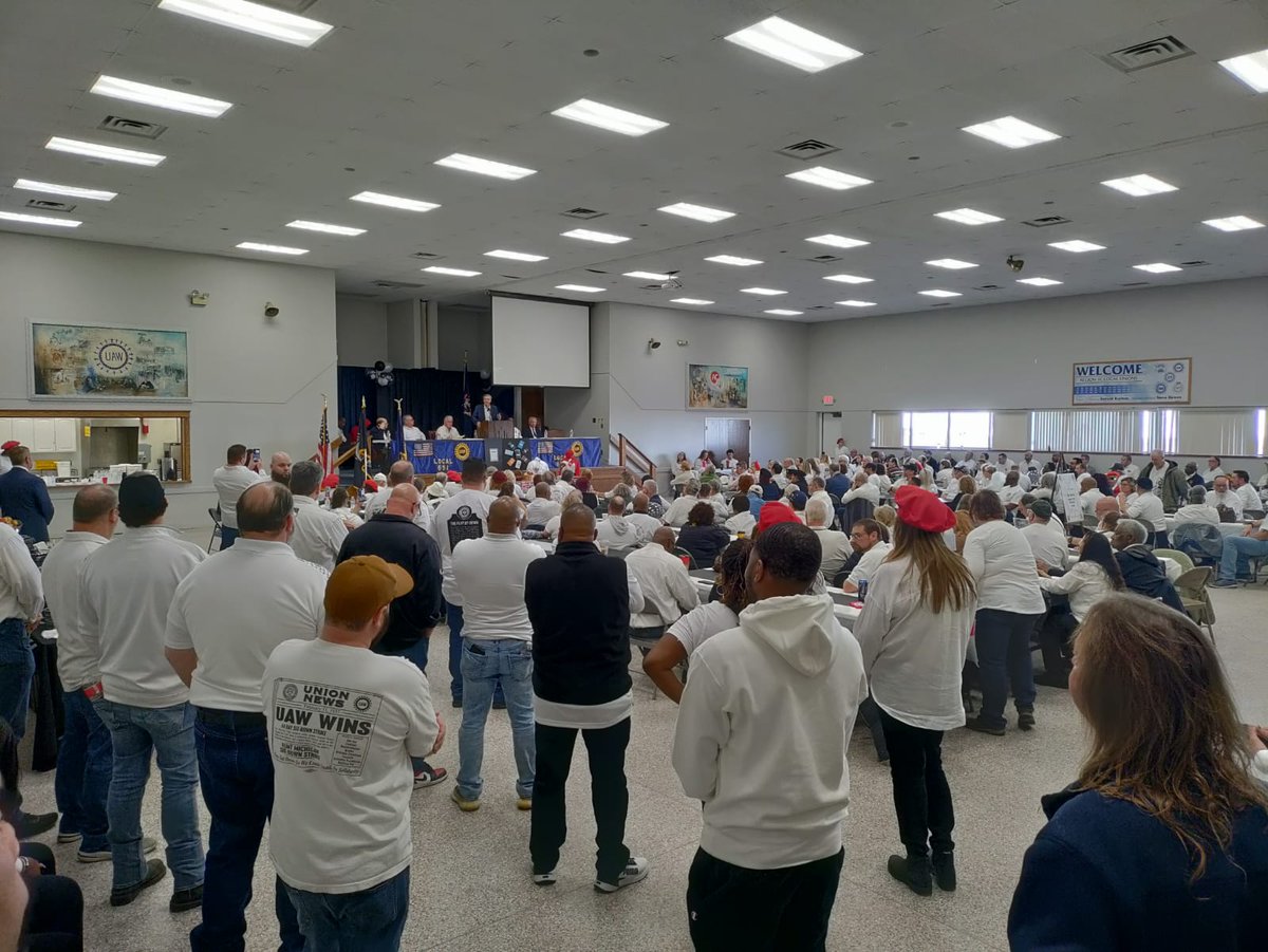 UAW's tweet photo. #UAW members are celebrating White Shirt Day at Local 651 in Flint, Michigan.

▶️ Watch the livestream: https://t.co/h9aFw2IEcZ

#StandUpUAW #WhiteShirtDay #SitDownStrike https://t.co/CbWljL9zby