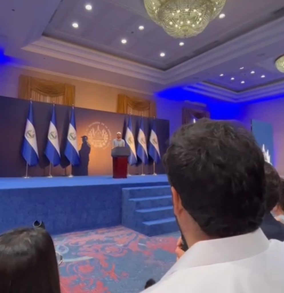 DEMOCRACIA EM EL SALVADOR 🇸🇻 – O QUE A MÍDIA ESCONDE DE VOCÊ

Estive pessoalmente em El Salvador, um pequeno país que conseguiu mobilizar atenções de todo o mundo.

Mas, afinal, Bukele é ditador? El Salvador passa por um retrocesso democrático, como diz a <a href="/folha/">Folha de S.Paulo</a>? Segue o fio 👇