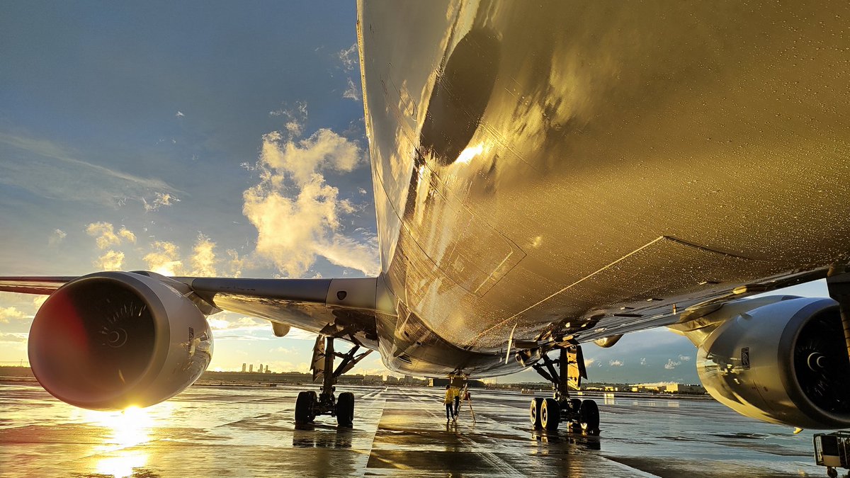 Miguel_H_D1's tweet image. Pues después del chaparrón, se ha quedado buena tarde. #A350 😍👨🏻‍🔧
#LEMD