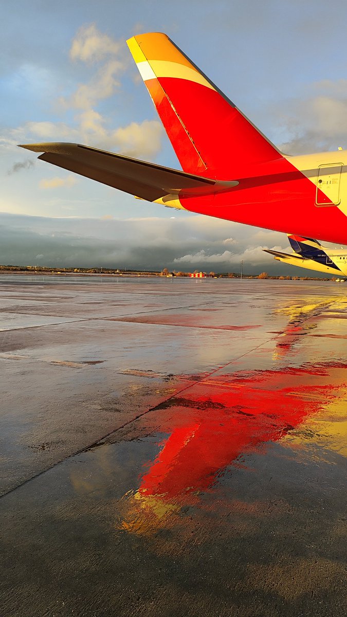 Miguel_H_D1's tweet image. Pues después del chaparrón, se ha quedado buena tarde. #A350 😍👨🏻‍🔧
#LEMD