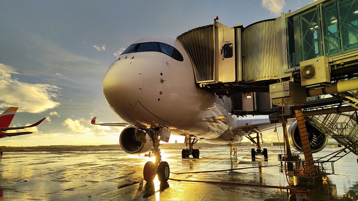 Miguel_H_D1's tweet image. Pues después del chaparrón, se ha quedado buena tarde. #A350 😍👨🏻‍🔧
#LEMD