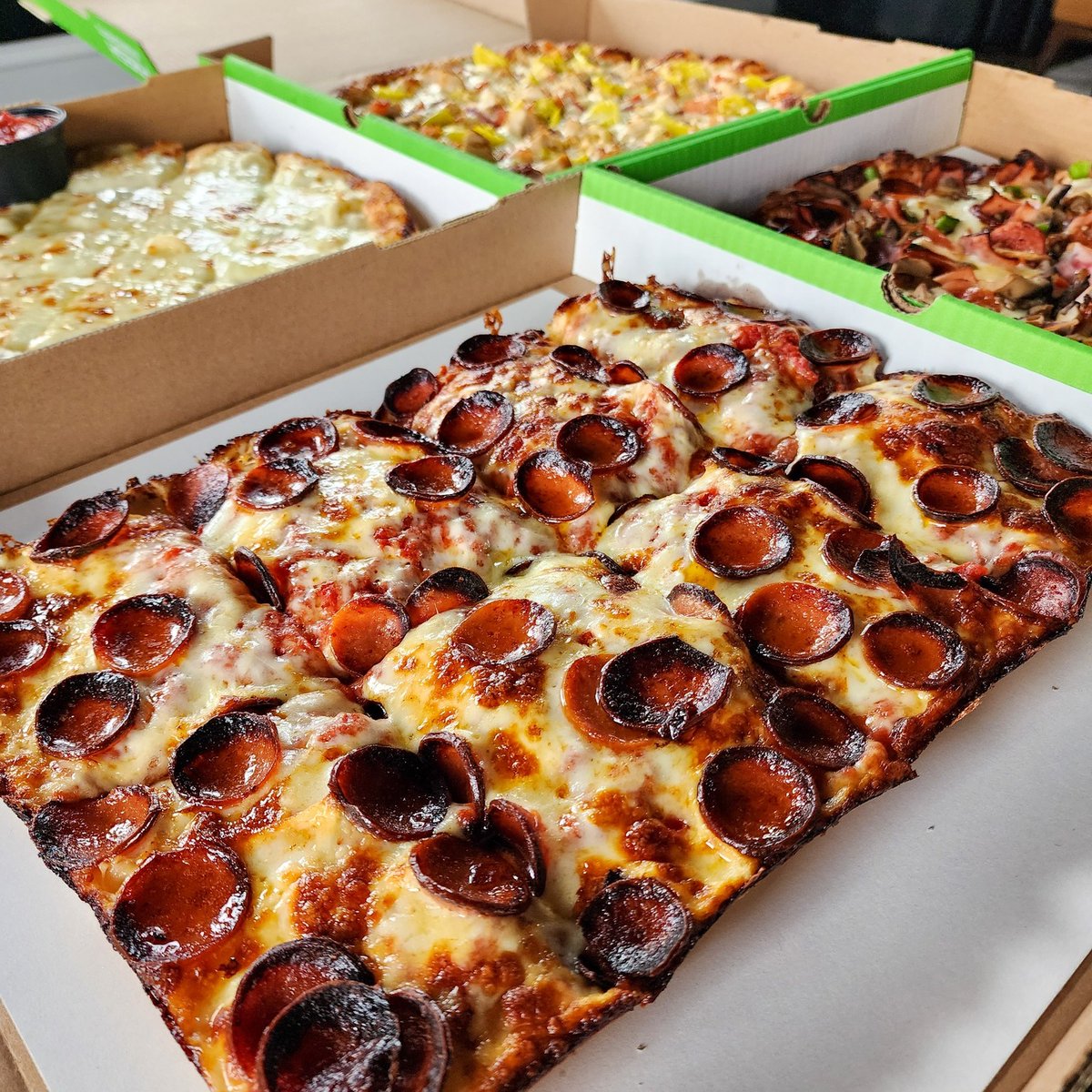 WelcomeMIWarren's tweet photo. Happy National Pizza Day! 📷

Whether you prefer round or square, there are so many great places to get a pizza in Warren!

Who do you think has the best pizza in Warren?

📷: Green Lantern Pizza

#MIWarren https://t.co/pSIqlxH9o8