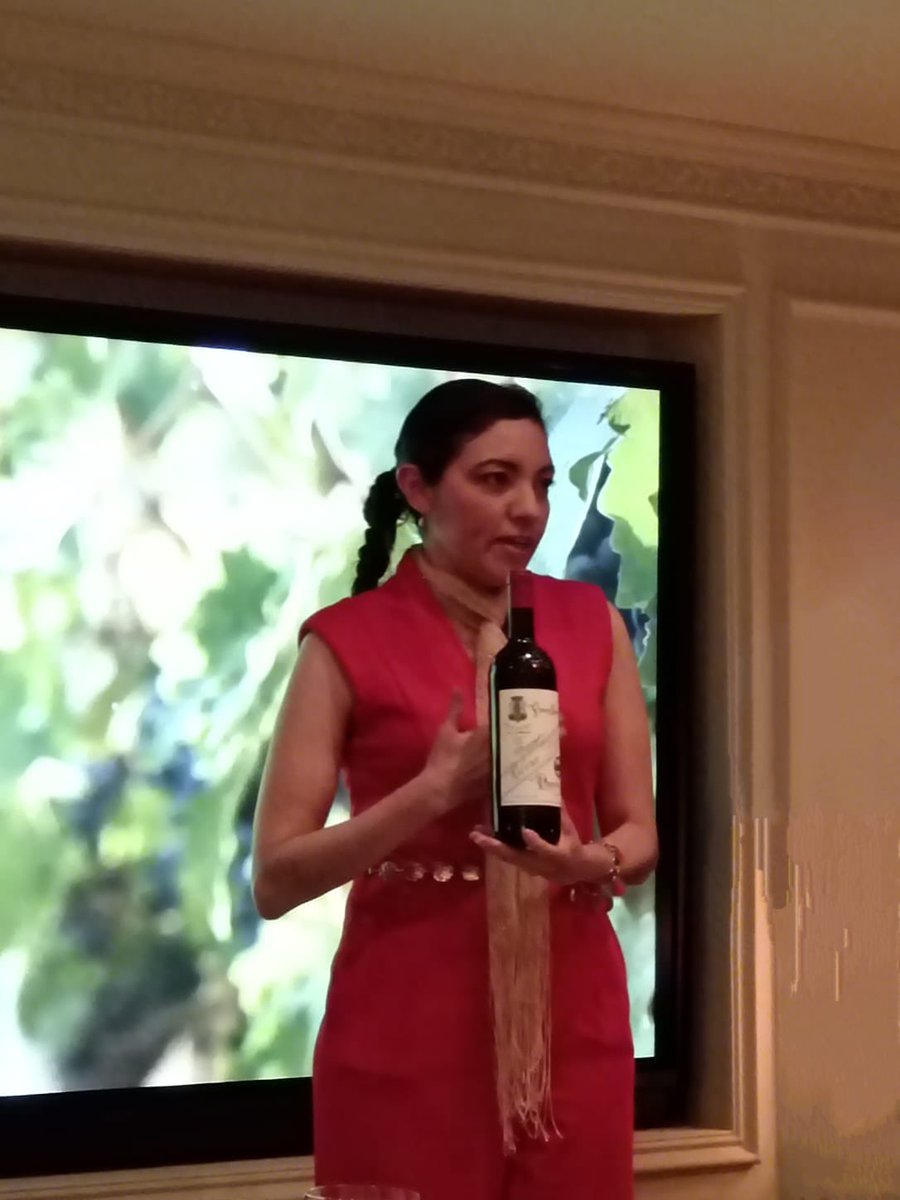 FoodandTravelMX's tweet photo. ¿Sabes cuál es la vinícola que propuso la marca de Ribera del Duero, y luego autorizó a la Denominación de Origen para usarla? Se trata de @Bodegas_Protos, nos contó @AreliEntrevides en una cena maridaje organizada por #Daysofwine. Entre los vinos destacó Protos Gran Reserva: 100% tinta del país. Expresivo y complejo, frutal y de taninos redondos.