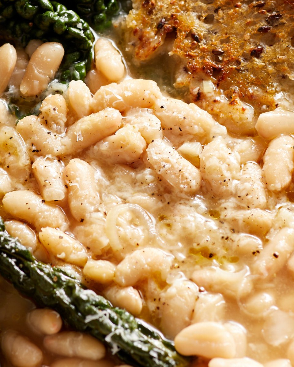 We love this winter warmer! Enjoy Shallot brothy beans!

Shallots and white beans make a delicious combination and are good sources of vitamins and protein!

Click the link for the full recipe - ukshallot.com/recipes/shallo…