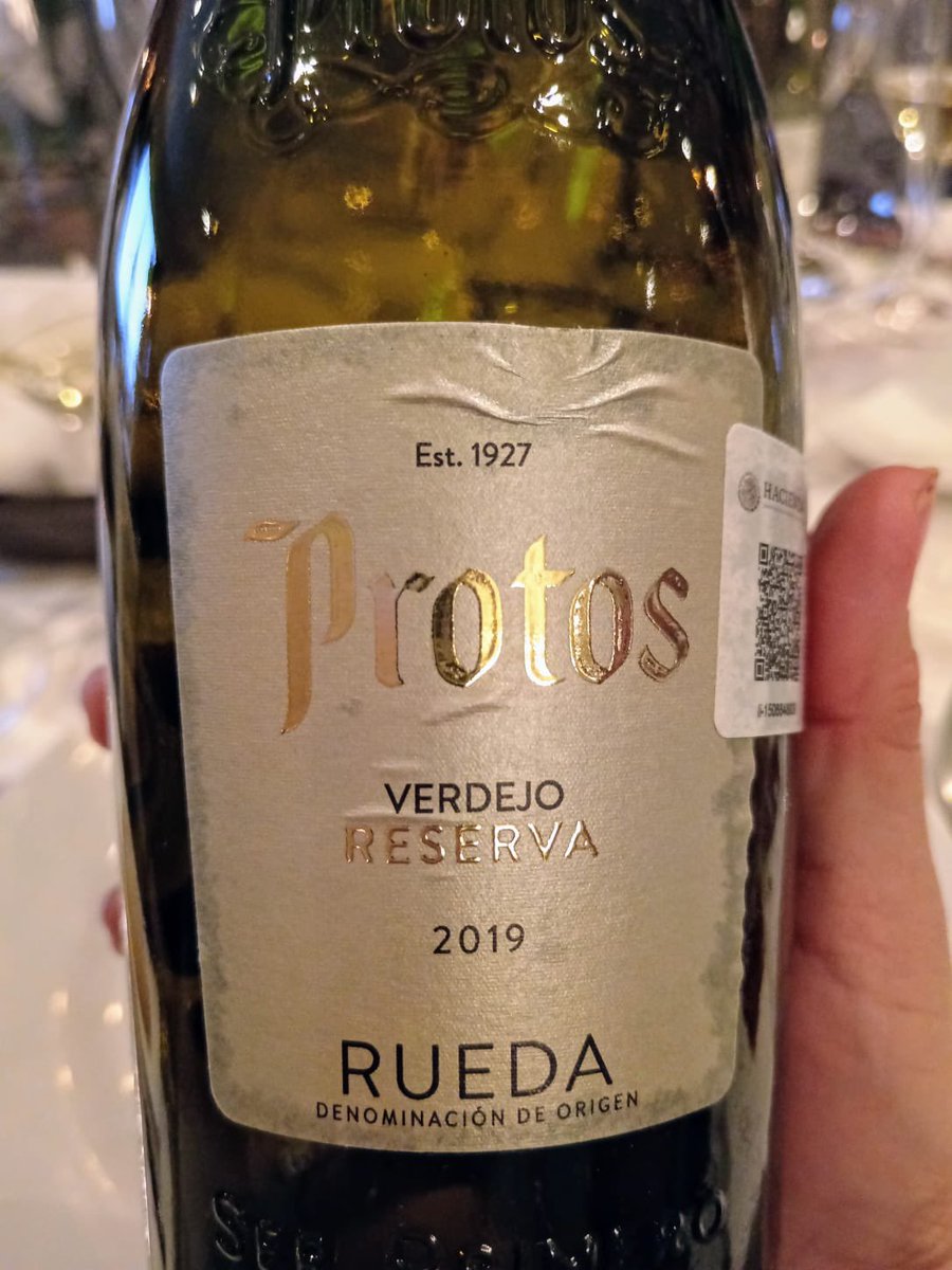 FoodandTravelMX's tweet photo. Siempre en búsqueda de los mejores terroirs, @Bodegas_Protos se ha extendido a otras D.O. como Rueda, en donde producen sus vinos blancos. Entre ellos, Verdejo Reserva con 6 meses de barrica y 18 en botella. Se destaca por sus notas cítricas y lácteas, lo que abre la puerta a un amplio maridaje como una ternera con una salsa cremosa hasta foie gras. ¿Tú con qué lo maridarías? @AreliEntrevides