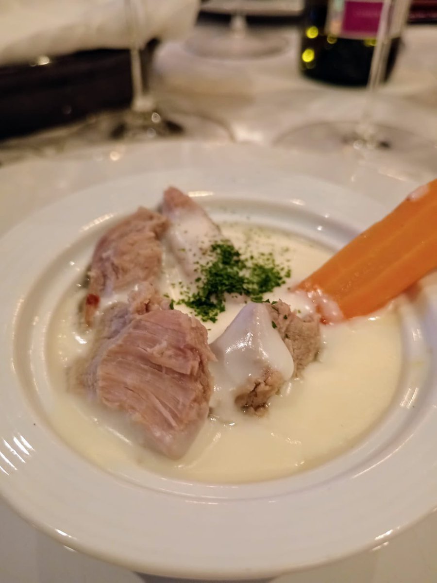 FoodandTravelMX's tweet photo. Siempre en búsqueda de los mejores terroirs, @Bodegas_Protos se ha extendido a otras D.O. como Rueda, en donde producen sus vinos blancos. Entre ellos, Verdejo Reserva con 6 meses de barrica y 18 en botella. Se destaca por sus notas cítricas y lácteas, lo que abre la puerta a un amplio maridaje como una ternera con una salsa cremosa hasta foie gras. ¿Tú con qué lo maridarías? @AreliEntrevides