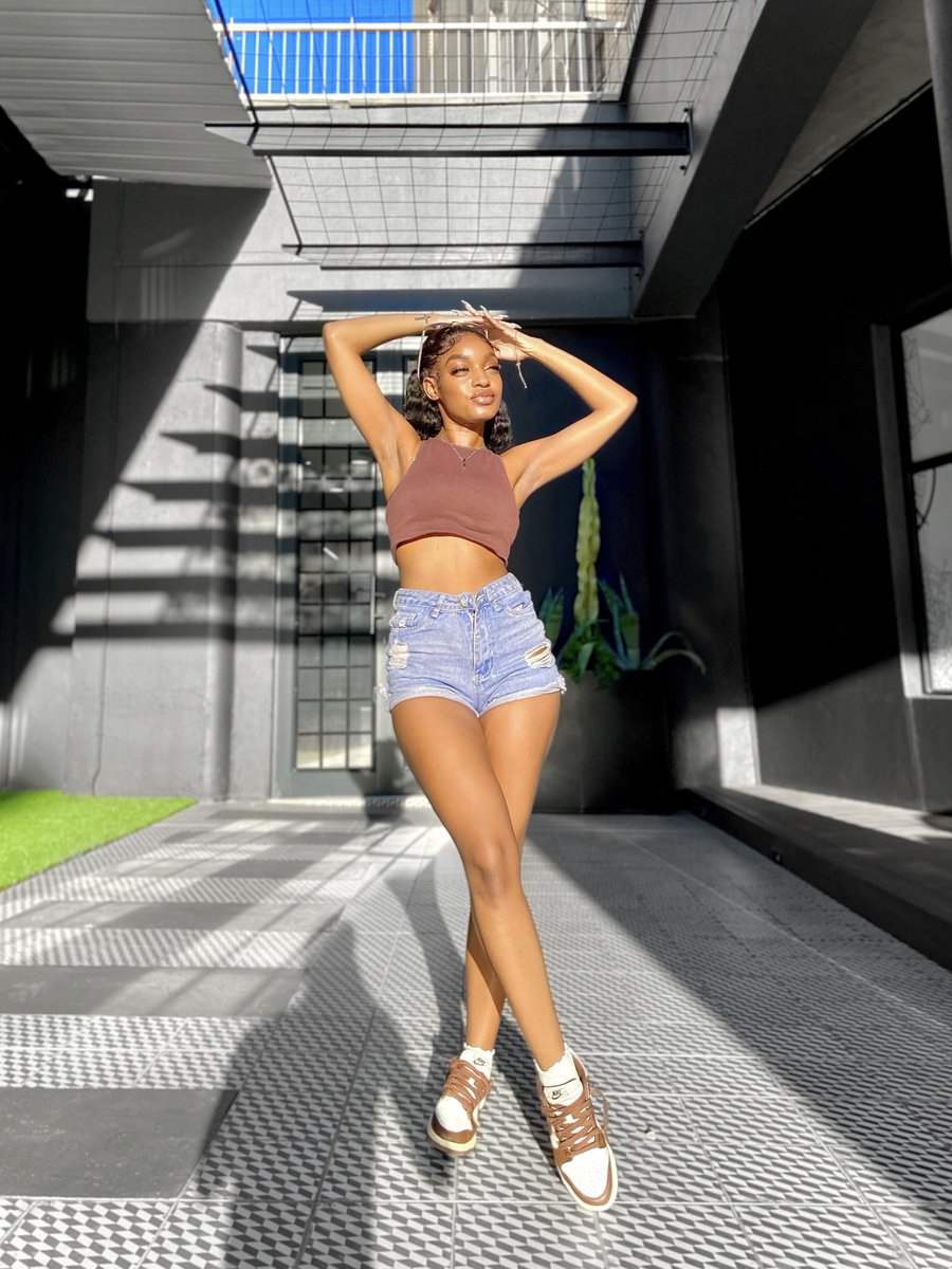 _Lunxrr's tweet photo. Small waist. Pretty face ✨ https://t.co/e8vVrfROsK
