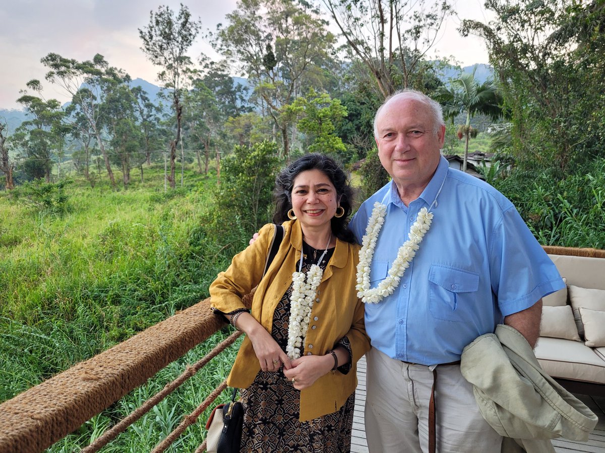 Was lovely to meet with the wonderful Louis de Bernieres at the #CeylonLiteraryFestival. Here we are enjoying a fabulous visit to the #Hanthana tea estate in #Kandy. Tomorrow, we go to #Colombo. Thank you, #W15 for inviting the authors to your beautiful estate. 1/3