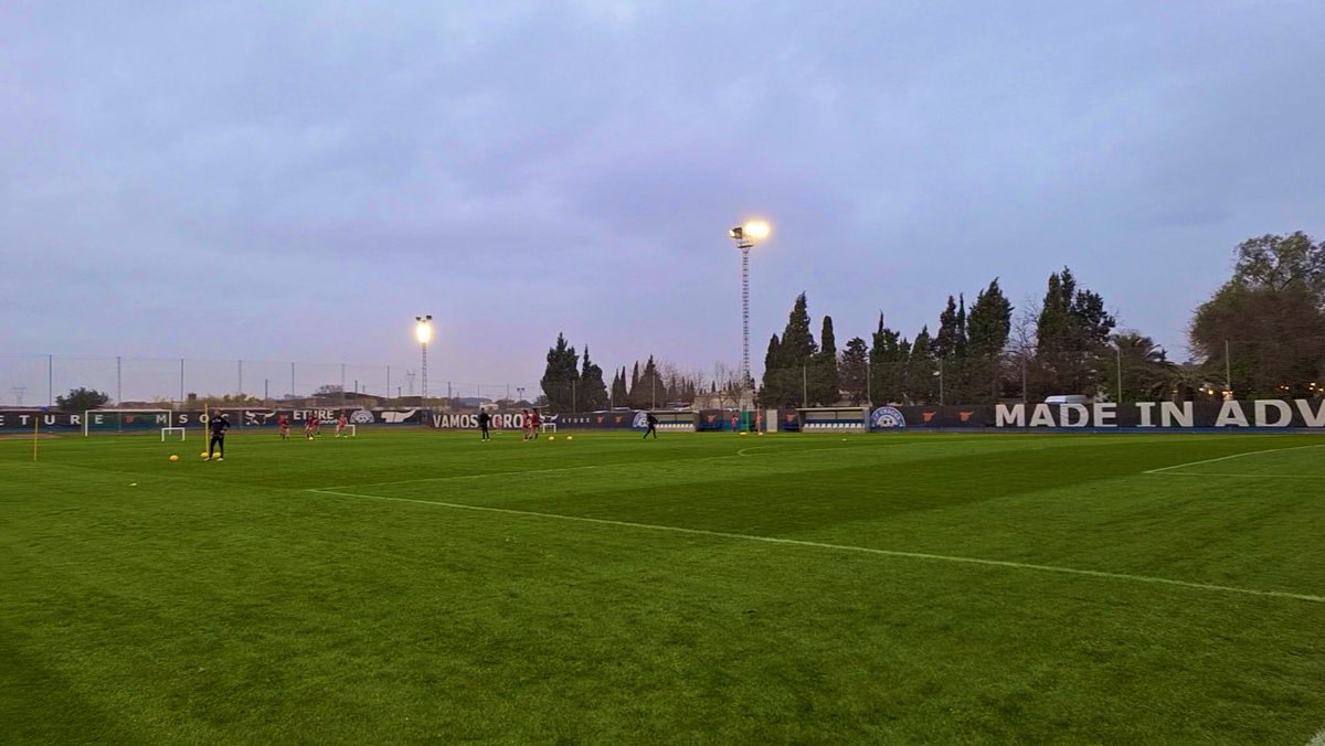 💙🤍🏋🏽‍♀️ Sesión de entrenamiento en <a href="/CFCRACKS/">C.F. CRACKS</a>🏟️ (Valencia)📍

Después del largo viaje 🚌 centradas en el duelo⚔️ de este domingo en <a href="/LigaF_oficial/">Liga F</a> 🆚 <a href="/LUDfemenino/">Levante UD Femenino</a> 

#UDTenerife #ContigoVamosAPorMás