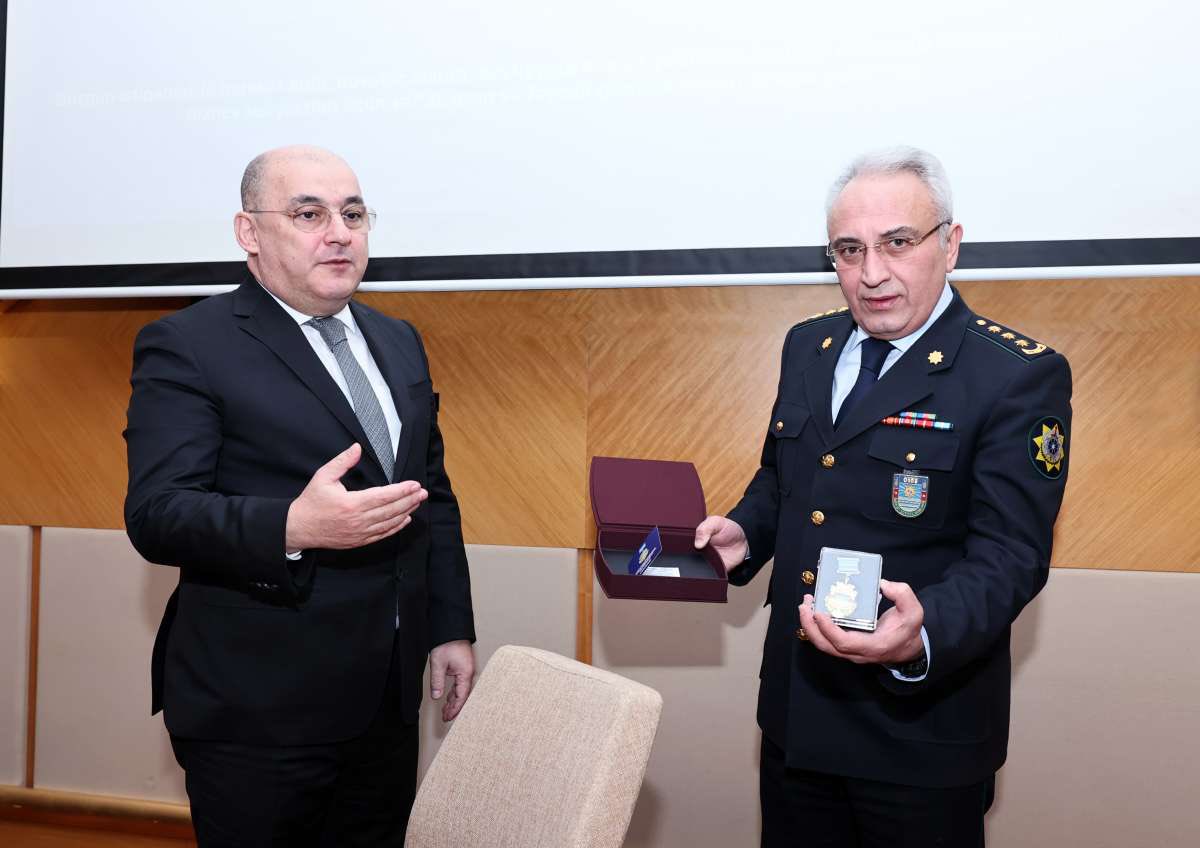 Dövlət Gömrük Komitəsinin təqaüdə çıxan peşəkar gömrük əməkdaşı ilə görüş keçirilib

Ətraflı: customs.gov.az/az/faydali/xeb…