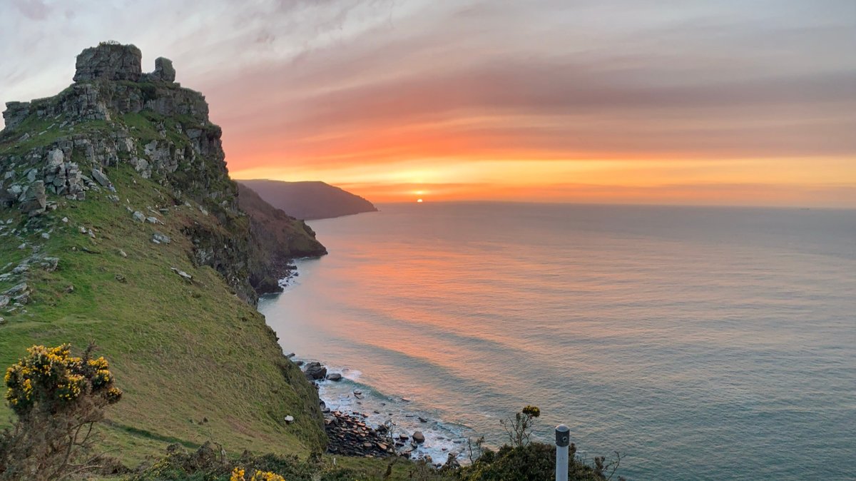 There isn't much that beats a winter sunset 🌅

Where's your favourite spot to watch the sunset from on the Coast Path?

📷 Tom Croft
📍 Valley of the Rocks