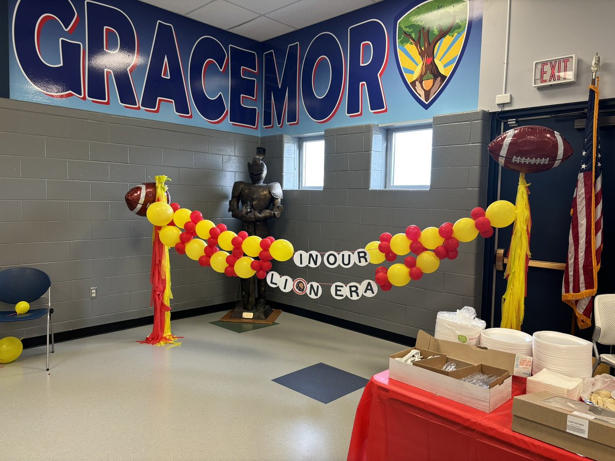 It’s Red Friday!!! GO CHIEFS!!! @GracemorNKC @NKCSchools @NKCVocalMusic #NKCSDChiefs #redkingdom #redfriday #SuperBowl2024 #SuperBowl