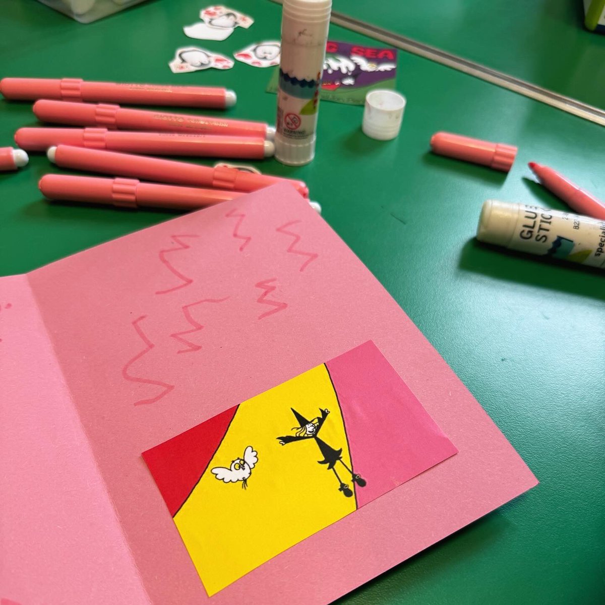 CharltonLib's tweet photo. We made lots at #MessyMorning at #CharltonLibrary today! 🎨 We made Valentine’s Day cards 💘 + books inspired by the art + works of #JanPienkowski using different materials! 🖍️ Join us on Tuesdays + Fridays at 10:30-11:30am for more #CraftingFun! 📚 #LoveYourLibrary #LGBTplusHM https://t.co/TUiPdGGNTZ