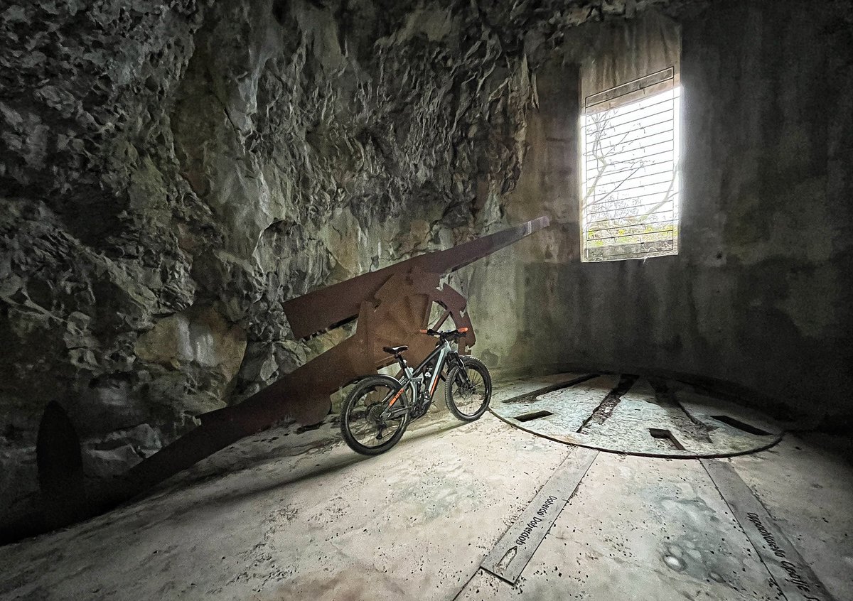 masaccio60's tweet image. Introducing the Doberdò Line, continuous Italian defenses built in 1917 on the western slopes of the Vallone (Carso). A few months after completion the Italian 3rd Army was forced to abandon them without a fight due to events at Caporetto. There’s still lots to see there. #Isonzo