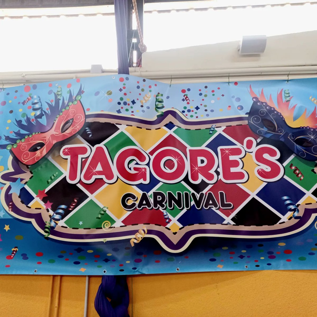 colegiotagore's tweet photo. Hoy hemos celebrado el Carnaval del Tagore y ha concluido con el entierro de la Sardina, por los mayores del cole. Un evento lleno de color. Artes de todo tipo se han mostrado en nuestros bailes: literatura, pintura y arquitectura #Tagoresemueve #carnavaltagore #STEMTagore #ABP https://t.co/b98FoEljGS