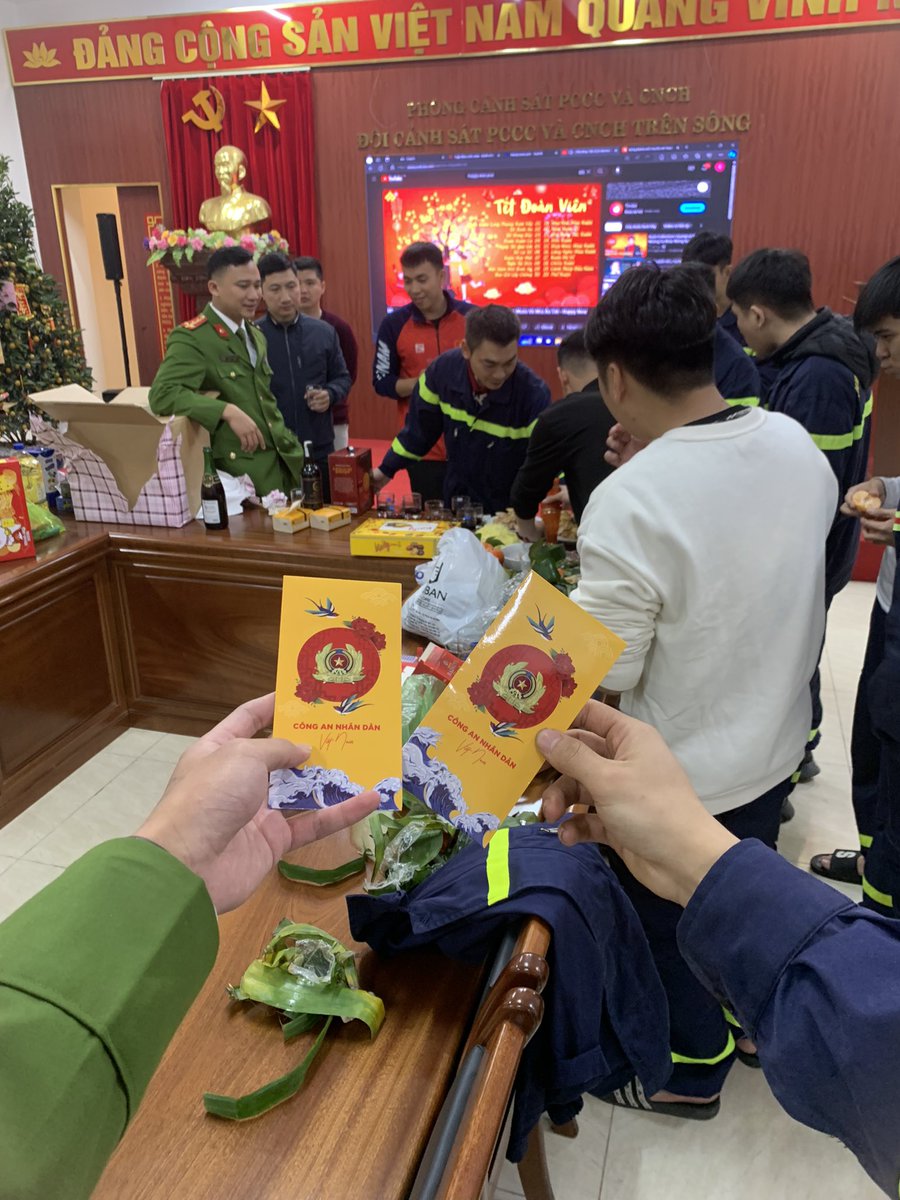 wuang2003's tweet photo. Năm mới 2024 chúc toàn thể mọi người và gia đình một năm phát tài phát lộc , gặp người người quý , làm việc gì cũng thành công . Năm mới chúc cho mọi người có thật nhiều sức khoẻ tài lộc đầy nhà tình vào đầy tim hpny 2024 🧧 https://t.co/qCnmvho24u