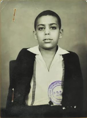 Samuel, 9 anos. Sequestrado por militares da repressão. Teve a cabeça raspada, sofreu tortura psicológica e tortura física. Foi espancado várias vezes por ser neto de comunista. Por fim, o menino foi expulso do Brasil.