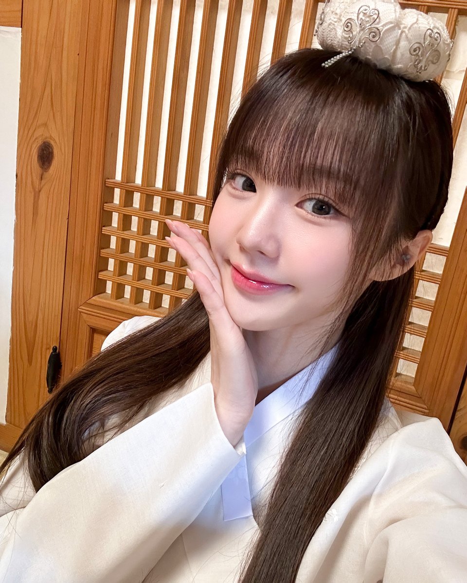 [#나나]
새해 복 많이 받구 행운 가득하세요🤍🍀

#wooah #우아 #NANA