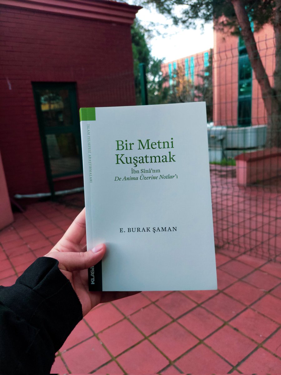 Hikâyeleri olan bir eser. Hem "De Anima"nın hikâyesi hem de bu hikâyeyi ortaya çıkarmak için uzun soluklu bir yolculuk sonrasında geride bırakılan hikâyeler... Bu hikâyelerin az bir kısmına şahitlik etmekte benim yazılmamış hikâyemin bir parçası...

Teşekkürler <a href="/burakshaman/">Burak Şaman</a> Hocam