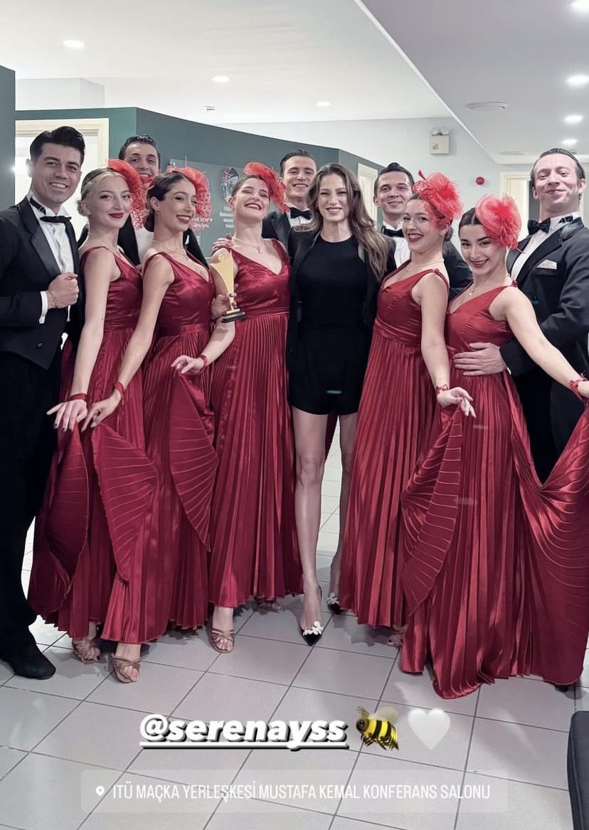 AileBr1's tweet photo. 📸| Serenay Sarikaya no 31º Prêmio ITU EMÖS Achievement organizado pela Universidade Técnica de Istambul, no qual recebeu o prêmio como "Atriz de Maior Sucesso do Ano"

• #Aile  • #AsDev 
• #KıvançTatlıtuğ  • #SerenaySarikaya https://t.co/erwBiLu0Sw