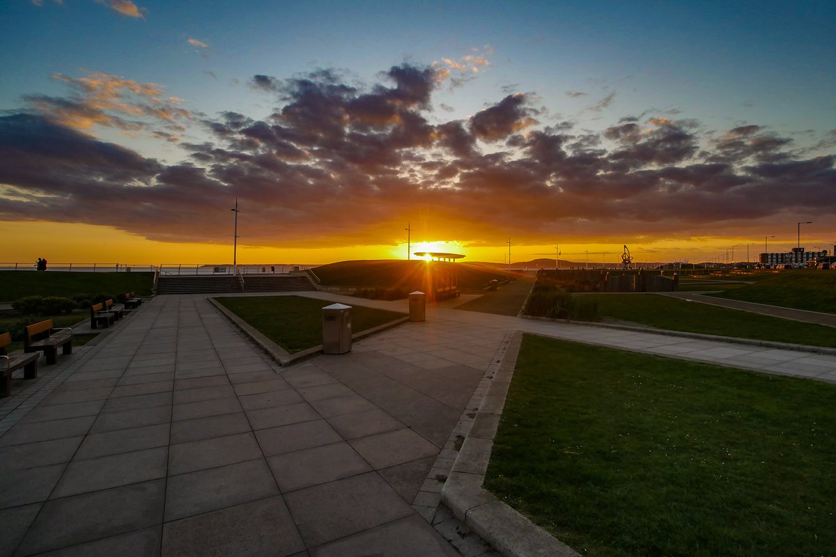 this week , cloudy sunset 🧡 , the evenings are getting nicer again , you can smell the spring 🤍 #photography #southwales 🇬🇧🏴󠁧󠁢󠁷󠁬󠁳󠁿