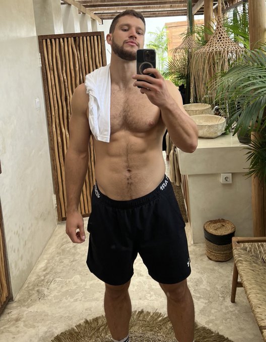 I&rsquo;m the biggest 🦍 https://t.co/3q3PqGDg9H