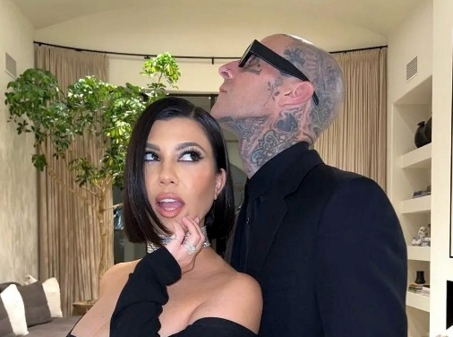 dailystar's tweet image. Kourtney Kardashian fans fume 'this should be private' after 'uncomfortable' pic #kourtneykardashian #travisbarker dailystar.co.uk/showbiz/us-sho…