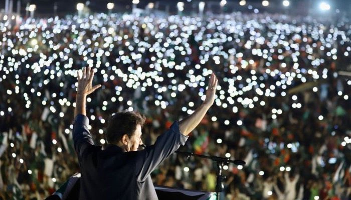 Emranashar's tweet photo. جب اپنا قافلہ عزم و یقین سے نکلے گا 
جہاں سے چاہیں گے رستہ وہی سے نکلے گا۔
انشا اللہ
#GeneralElectionN0W
#ساڈاحق_ایتھےرکھ https://t.co/g6nCbsgcNX